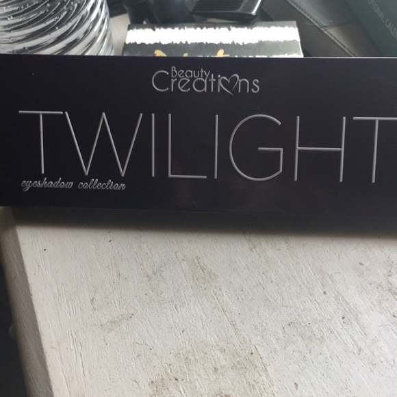 Eyeshadows - Picture 3 of 3